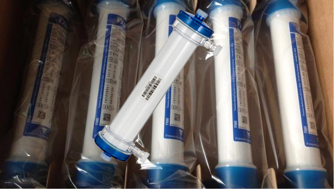 Extracorporeal blood dialyzer fabrication machine